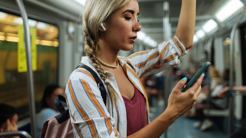 Oortjes met ruisonderdrukking op het openbaar vervoer